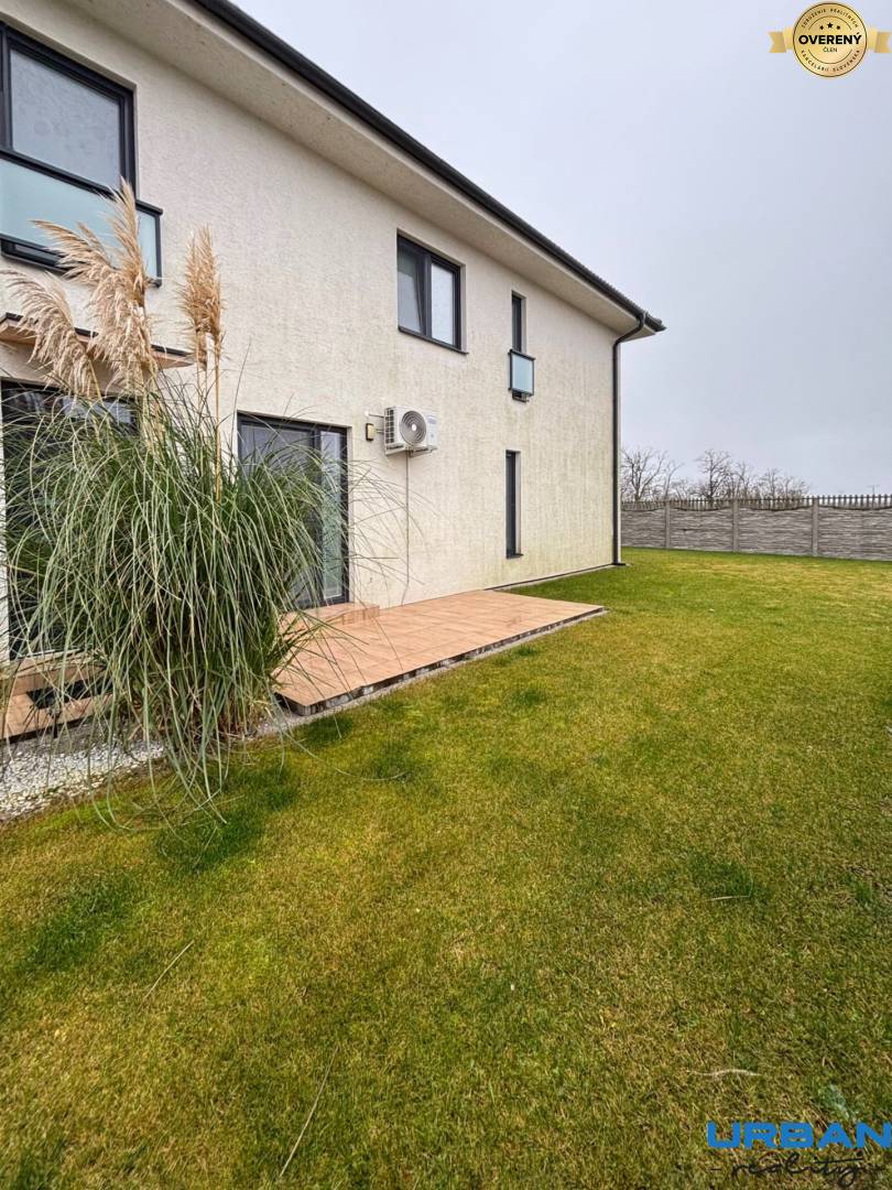 Modern 3-Room Apartment with Garden and Parking in Šamorín