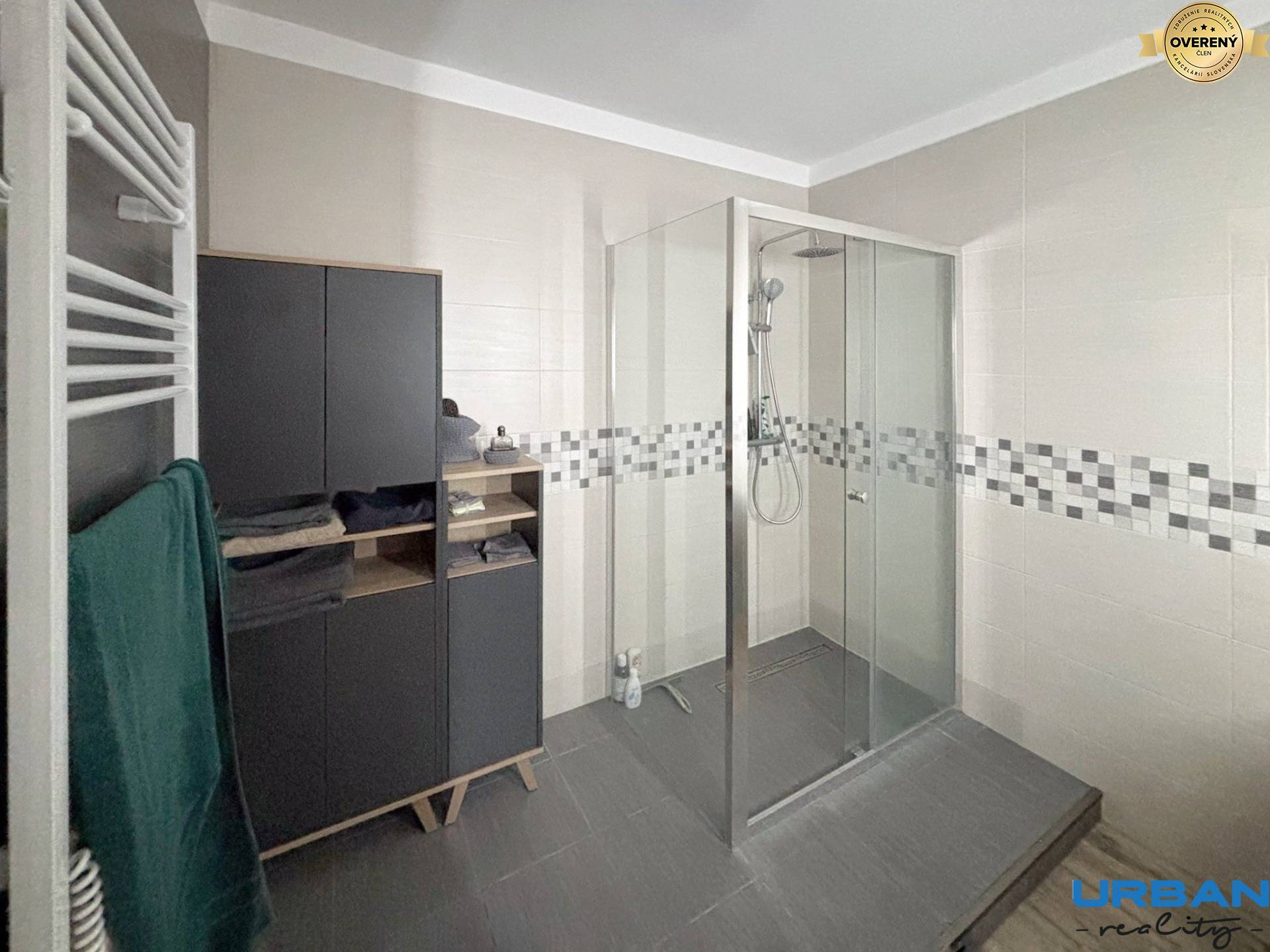 Modern 3-Room Apartment with Garden and Parking in Šamorín