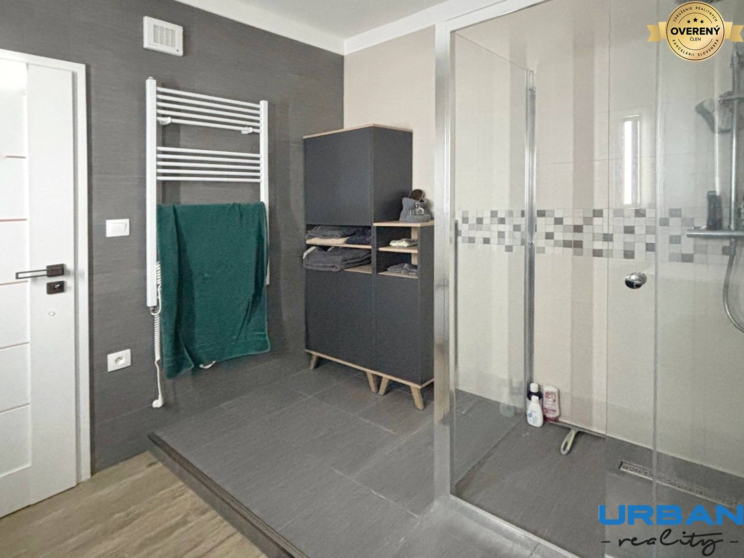 Modern 3-Room Apartment with Garden and Parking in Šamorín