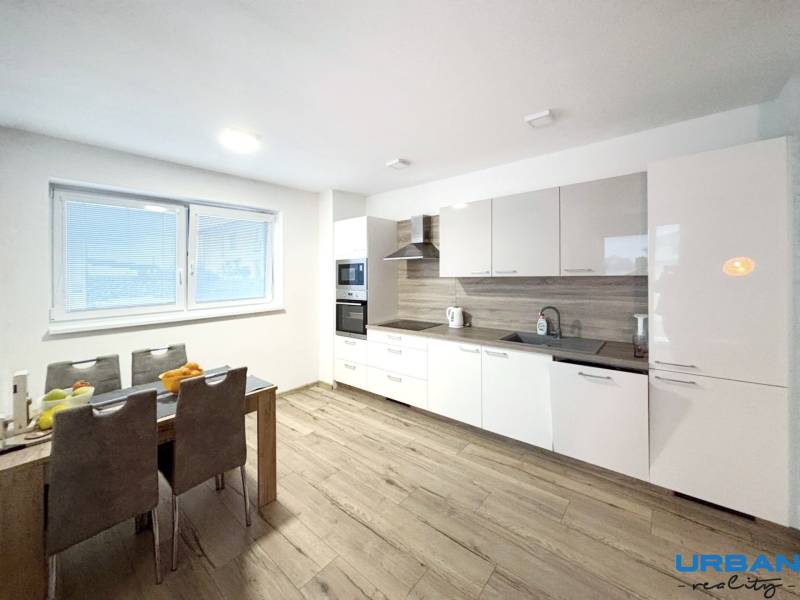 Modern 3-Room Apartment with Garden and Parking in Šamorín
